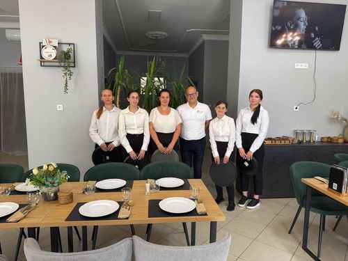 A JÖVŐ VENDÉGLÁTÓS SZAKEMBEREIT ITT KÉPZIK  🍽 🍸🍽🍸🍽🍸🍽🍸🍽🍸🍽🍸🍽🍸🍽🍸🍽 BUDAIS TANULÓK NYÁRI GYAKORLATON A KAKUKKBAN 
